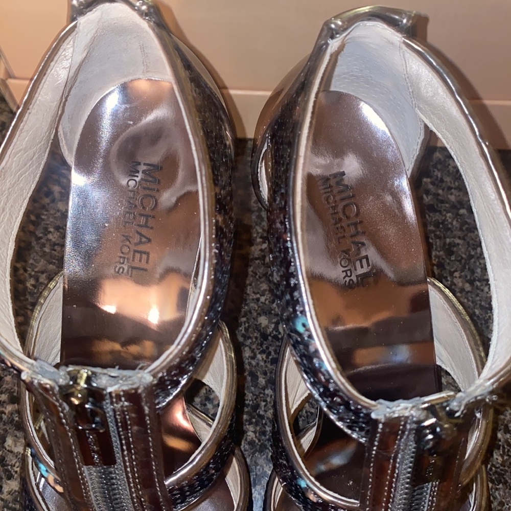Michael Kors Berkley Gunmetal Silver Mirrored Glitter Sequin Sandals Size 8.5 - Picture 4 of 8